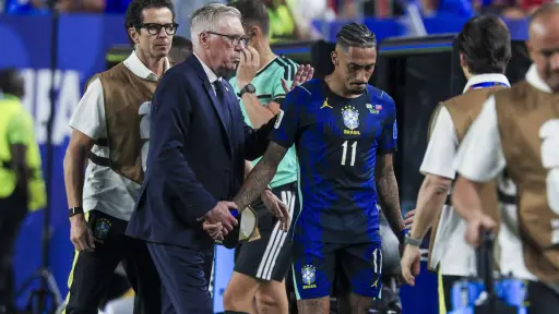 Raphinha sufre lesión muscular, pero seguirá concentrado con Brasil