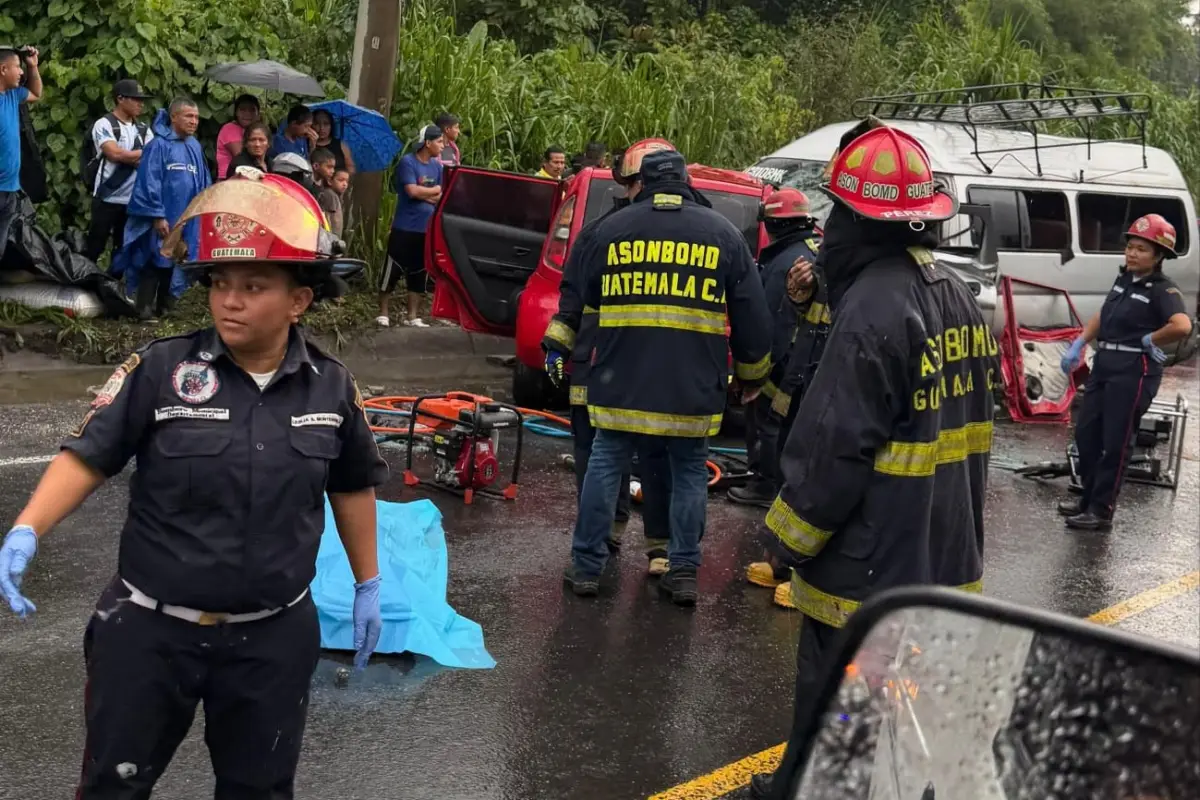 Los dos automotores chocaron de frente por causas que se desconocen. , Bomberos Municipales Departamentales.