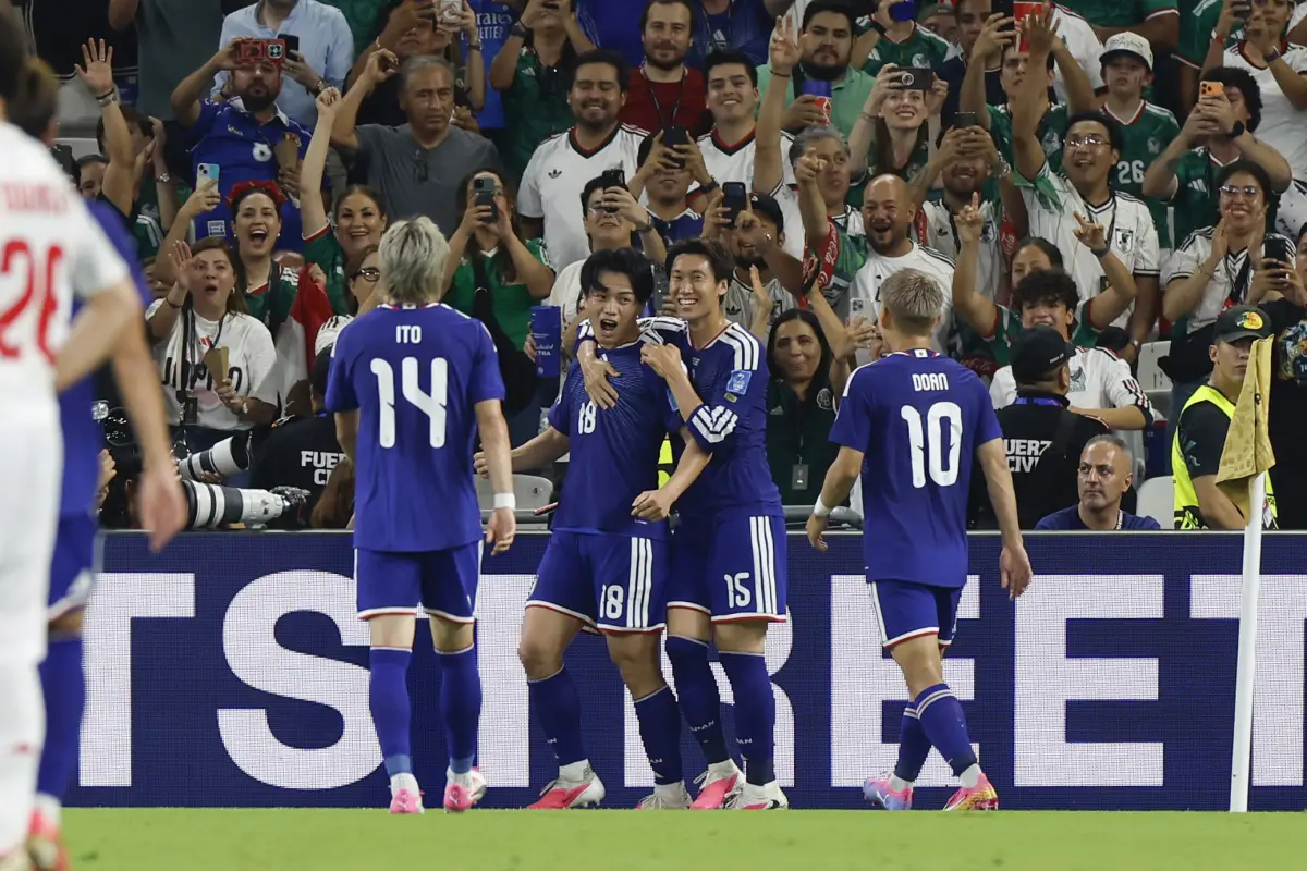 Japón celebrando gol ante Túnez en el partido 1,000 de los Mundiales