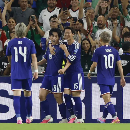 Japón celebrando gol ante Túnez en el partido 1,000 de los Mundiales 