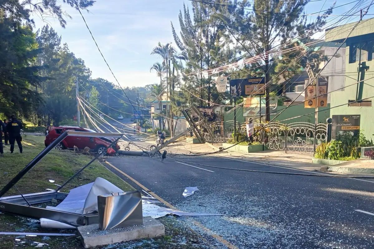 El accidente causó la caída de un poste y varios cables., Tránsito Mixco.