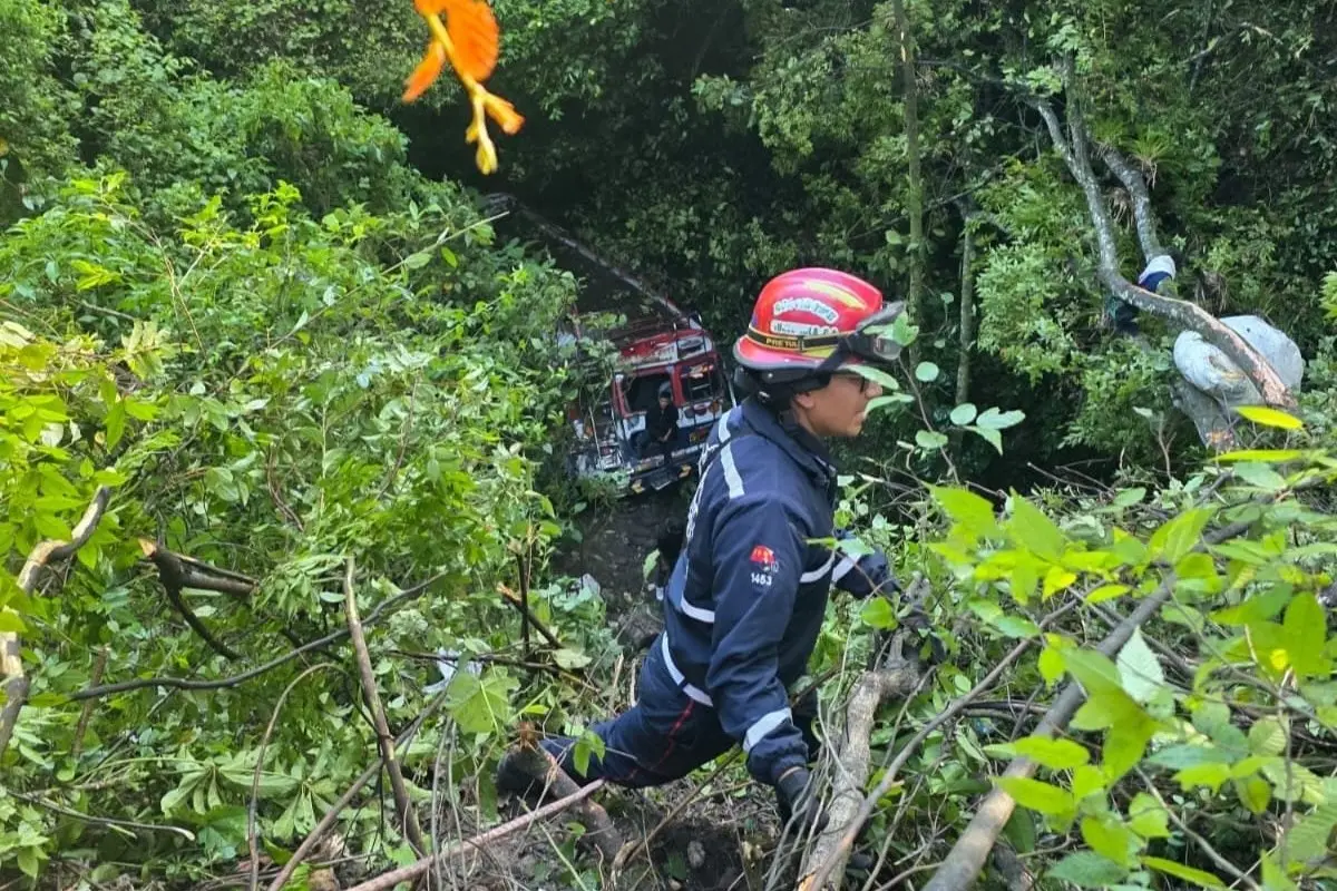 Varios heridos fueron extraídos con sogas y camillas., Bomberos Municipales Departamentales. 