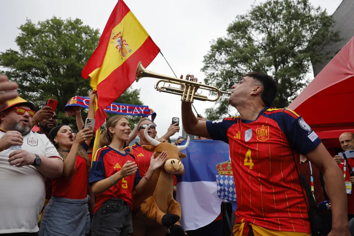 El trompetista Sete Fernández anima a la selección española. El legado de Manolo, sigue sonando., EFE