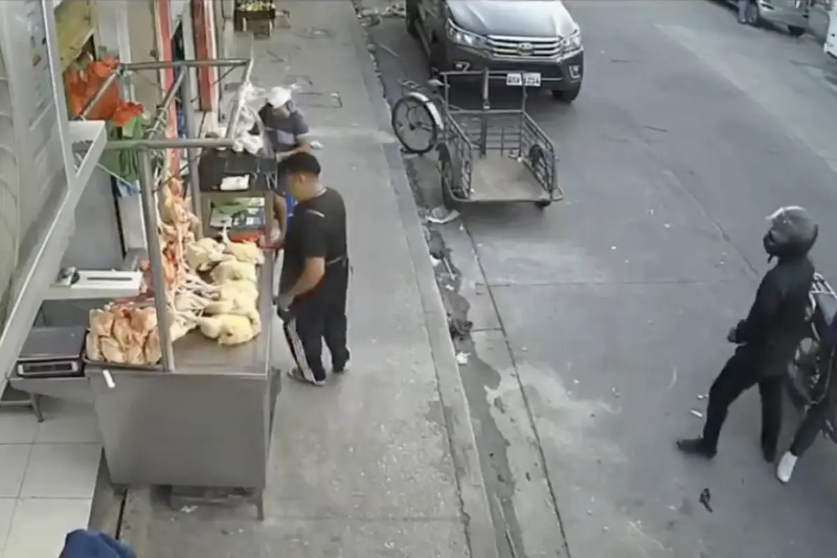 Atacan a comerciante en Ecuador. , Captura de pantalla video de X.