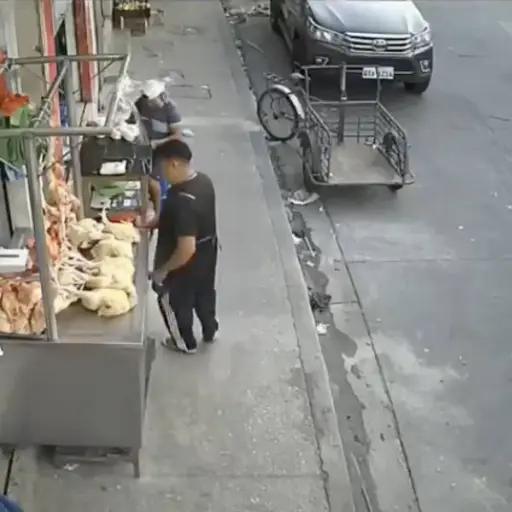 Atacan a comerciante en Ecuador.  ,Captura de pantalla video de X.