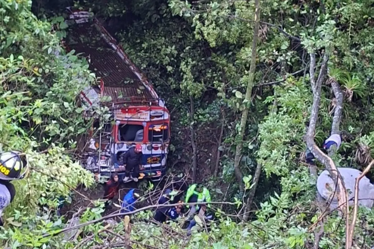El autobús cayó en una hondonada de al menos 15 metros., Bomberos Municipales Departamentales. 