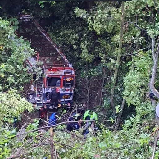 El autobús cayó en una hondonada de al menos 15 metros. ,Bomberos Municipales Departamentales. 