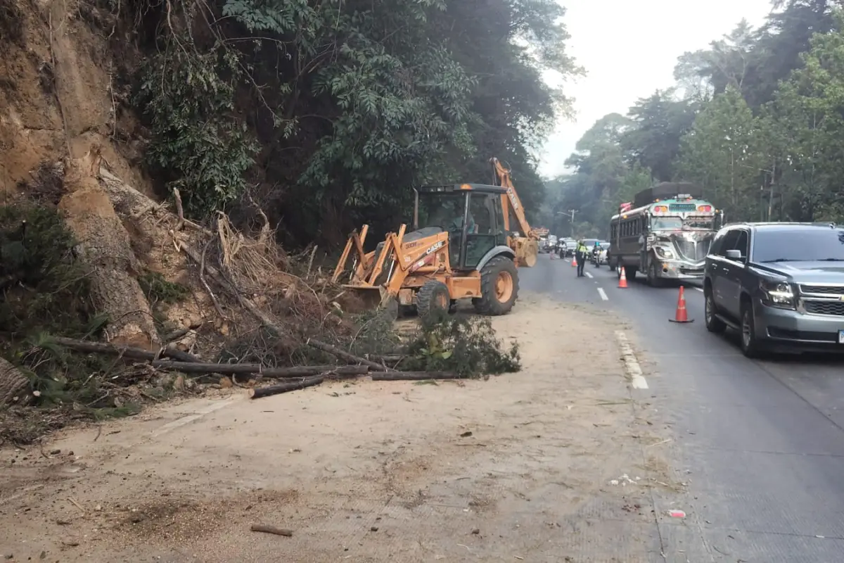 Recientemente, un derrumbe afectó la ruta Interamericana y dejó un herido a causa de la saturación de humedad en los suelos., Conred.