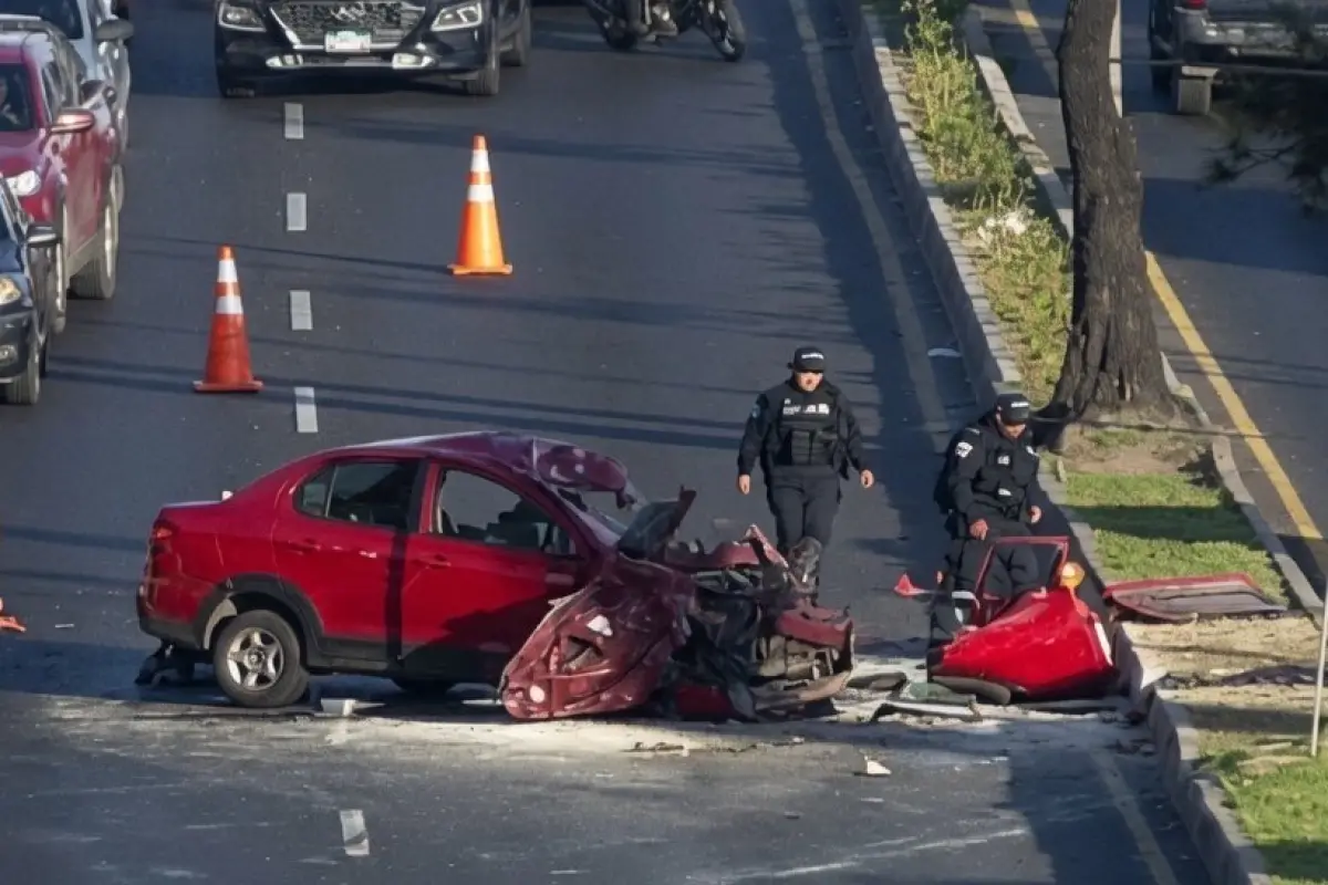 El accidente obstaculiza los carriles centrales e izquierdo de la ruta al Atlántico, en dirección a la zona 17., Amílcar Montejo.