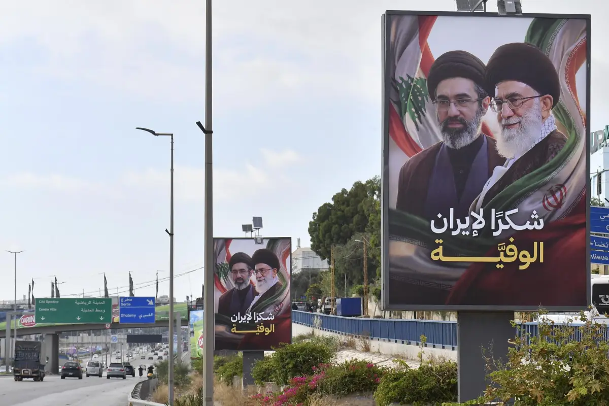 Carteles con retratos del nuevo líder supremo de Irán, el ayatolá Mojtaba Jameneí, y de su padre, el fallecido líder supremo Ali Jameneí, en Beirut, EFE/EPA/WAEL HAMZEH