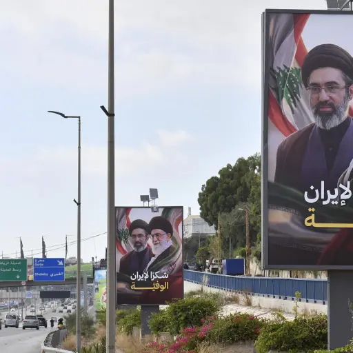 Carteles con retratos del nuevo líder supremo de Irán, el ayatolá Mojtaba Jameneí, y de su padre, el fallecido líder supremo Ali Jameneí, en Beirut , EFE/EPA/WAEL HAMZEH