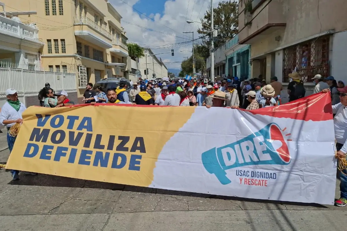 Jóvenes y campesinos marchan por la zona 1 para pedir por la USAC., Alex Meoño 