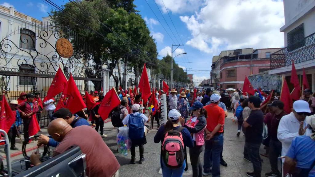 Marchan en defensa de la USAC y en contra de la corrupción | Alex Meoño
