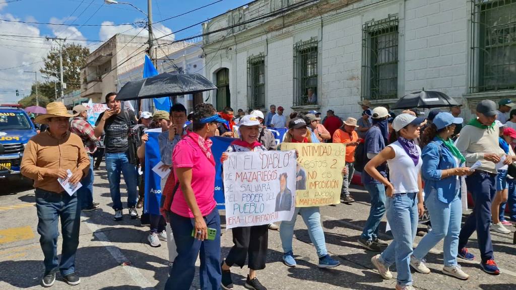 Marchan en defensa de la USAC y en contra de la corrupción | Alex Meoño