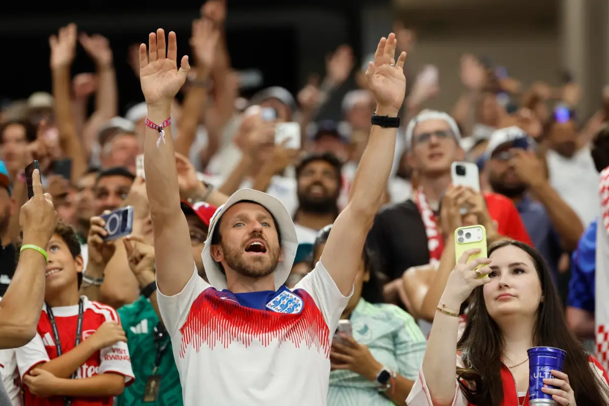 Aficionados de Inglaterra celebran la victoria en su debut en el Mundial 2026 contra Croacia., EFE