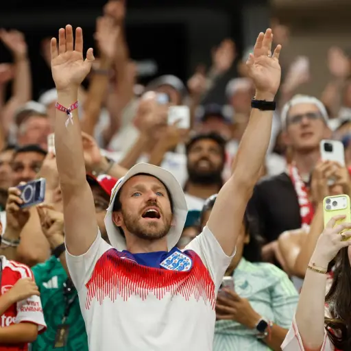 Aficionados de Inglaterra celebran la victoria en su debut en el Mundial 2026 contra Croacia. ,EFE