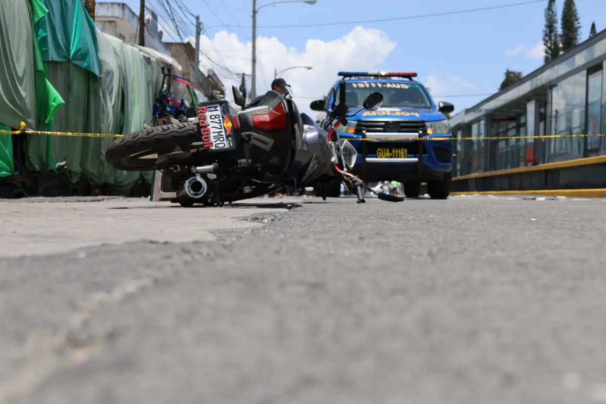 La motocicleta en la que intentó escapar el presunto sicario quedó tendida en el lugar del ataque armado., Bomberos Municipales. 