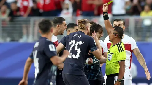 Momento en que futbolista paraguayo recoge y se coloca el reloj del árbitro en pleno partido