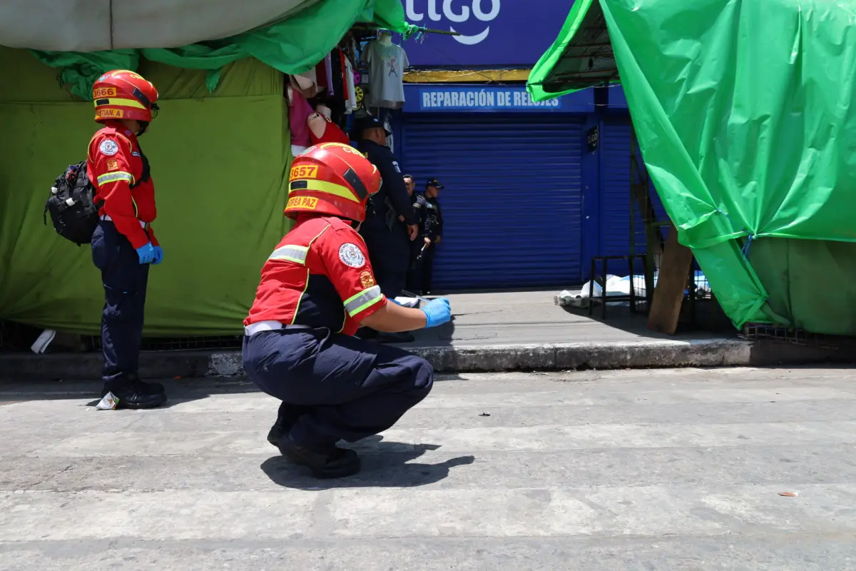 Una turba intentó linchar al supuesto responsable de asesinar a dos hombres. , Bomberos Municipales. 