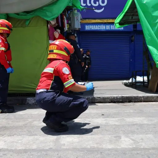 Una turba intentó linchar al supuesto responsable de asesinar a dos hombres.  ,Bomberos Municipales. 