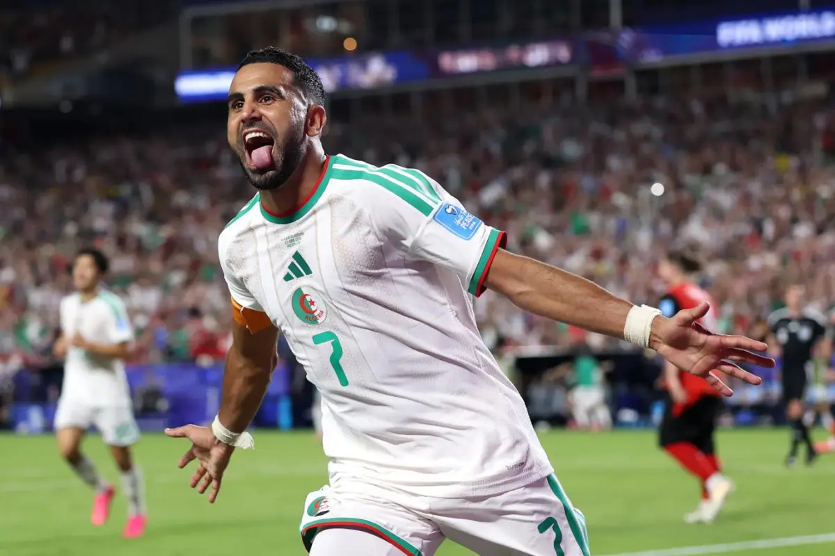 Riyad Mahrez, de Argelia, firmó dos goles y una asistencia en el vibrante empate 3-3 ante Austria y lideró la clasificación a los dieciseisavos de final., FIFA