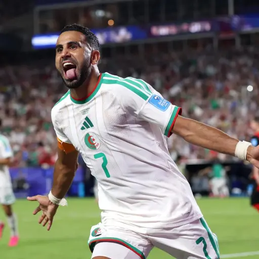Riyad Mahrez, de Argelia, firmó dos goles y una asistencia en el vibrante empate 3-3 ante Austria y lideró la clasificación a los dieciseisavos de final. ,FIFA