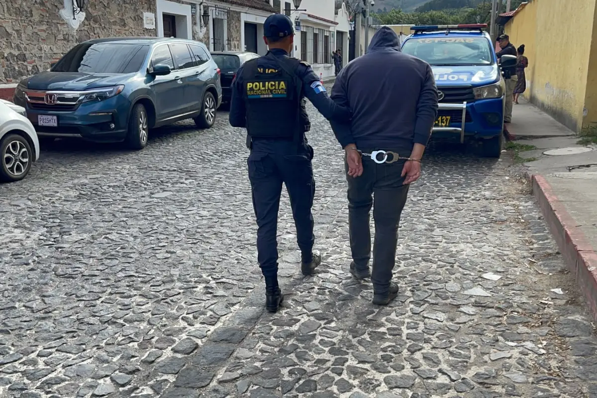 El ajustador de seguros fue llevado ante la justicia para resolver su situación lega. , PNC de Guatemala.