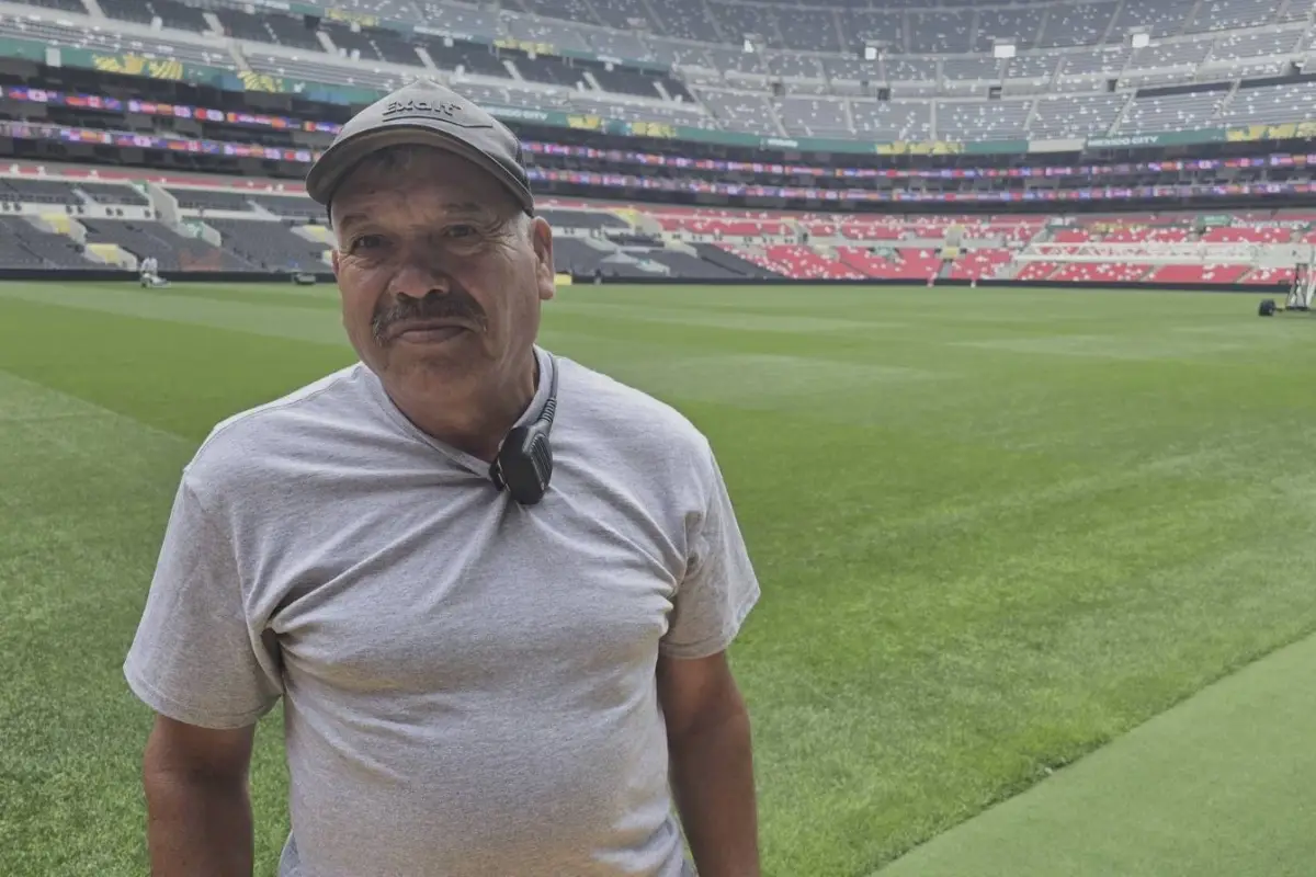 Isabel “Chabelo” Ramírez dirige el equipo encargado del mantenimiento del campo del Estadio de la Ciudad de México, FIFA