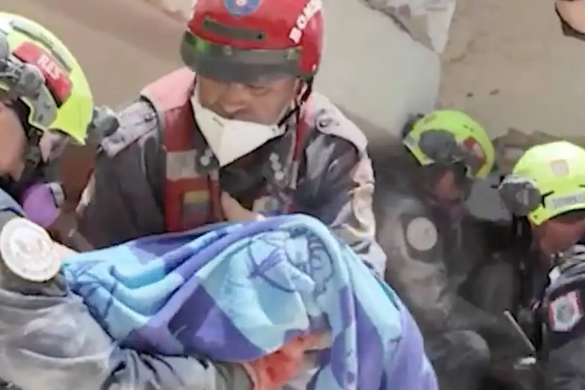 Bebé de nueve meses y su madre son rescatados con vida tras quedar atrapados por los terremotos en Venezuela., Captura de pantalla video de X.