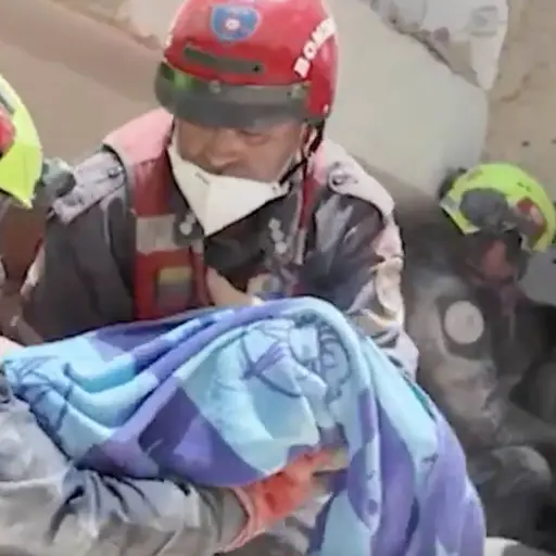 Bebé de nueve meses y su madre son rescatados con vida tras quedar atrapados por los terremotos en Venezuela. ,Captura de pantalla video de X.