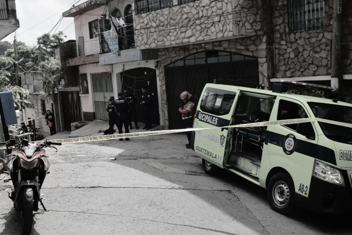 La PNC acordonó el área del ataque armado para resguardar evidencias., Bomberos Municipales. 