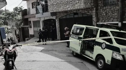 La PNC acordonó el área del ataque armado para resguardar evidencias. ,Bomberos Municipales. 