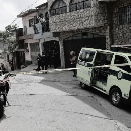 La PNC acordonó el área del ataque armado para resguardar evidencias. ,Bomberos Municipales. 