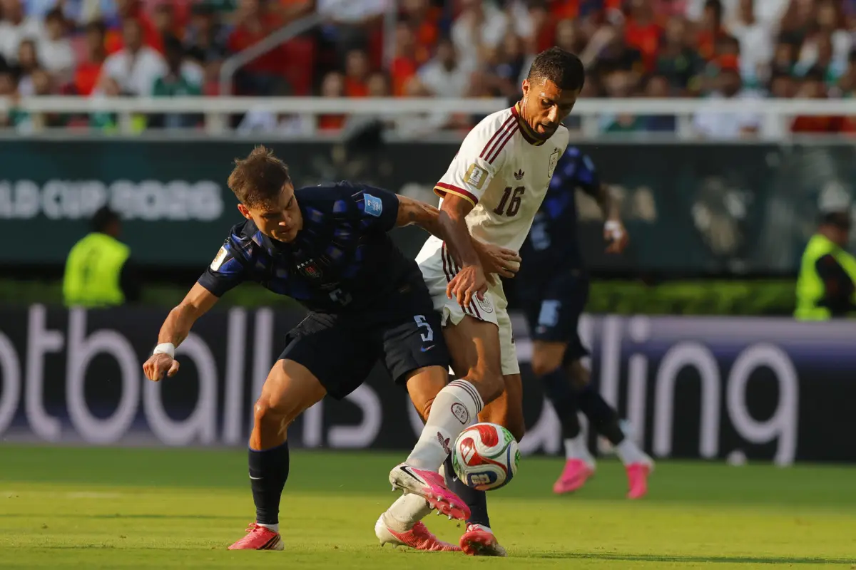 Manuel Ugarte, de Uruguay, disputa el balón con Rodri Hernández, de España, en el Mundial 2026, Agencia EFE