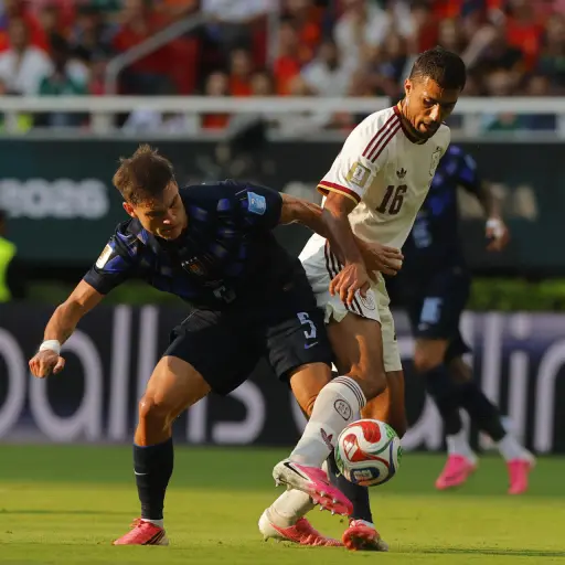 Manuel Ugarte, de Uruguay, disputa el balón con Rodri Hernández, de España, en el Mundial 2026 ,Agencia EFE