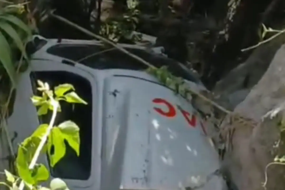 El transporte quedó con serios daños, en el fondo del barranco., Captura de pantalla.