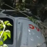 El transporte quedó con serios daños, en el fondo del barranco. ,Captura de pantalla.