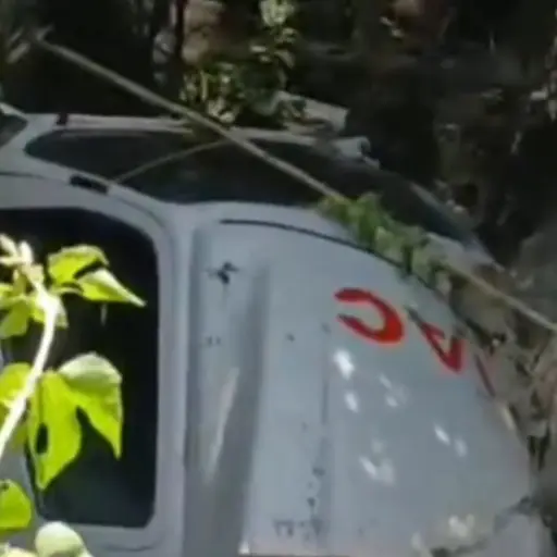 El transporte quedó con serios daños, en el fondo del barranco. ,Captura de pantalla.
