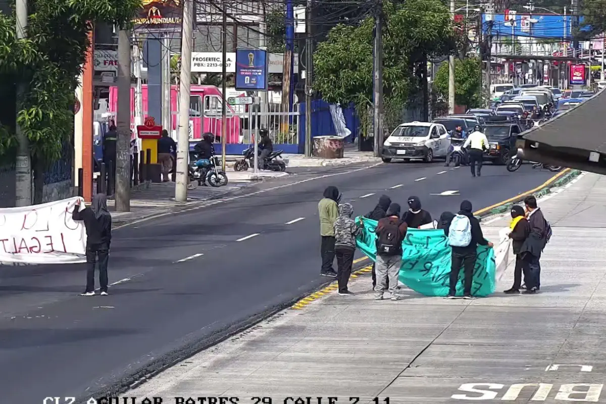 Los manifestantes bloquean el paso en la calzada Aguilar Batres y 29 calle de la zona 12., PMT capitalina/Montejo