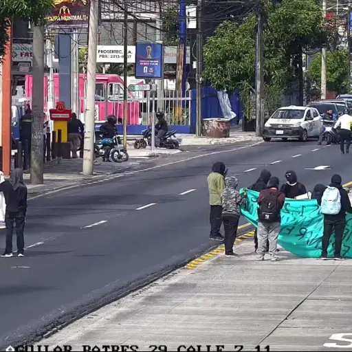 Los manifestantes bloquean el paso en la calzada Aguilar Batres y 29 calle de la zona 12. ,PMT capitalina/Montejo