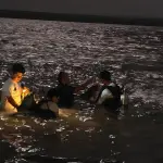 Rescatistas trabajando en la zona de búsqueda de un hombre tras accidente de lancha en Lago Petén Itzá. ,Bomberos Voluntarios