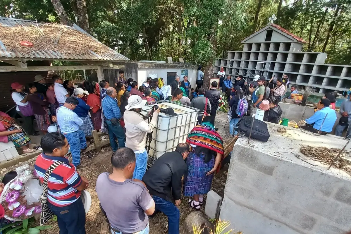 Cuerpos de 68 indígenas masacrados durante el conflicto armado interno son inhumados., Asociación para la Justicia y la Reconciliación