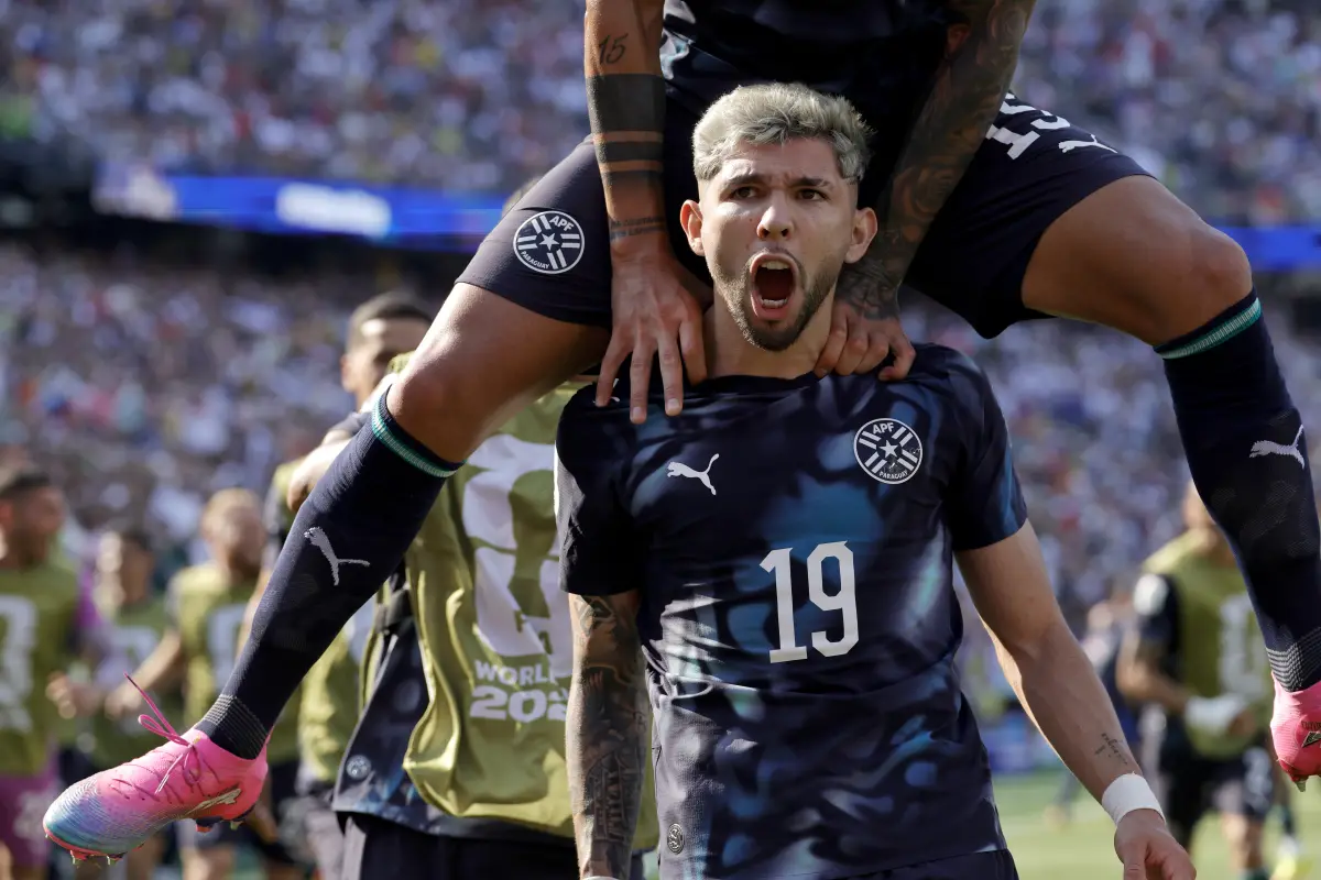 El jugador paraguayo Julio Enciso celebrando gol ante Alemania 