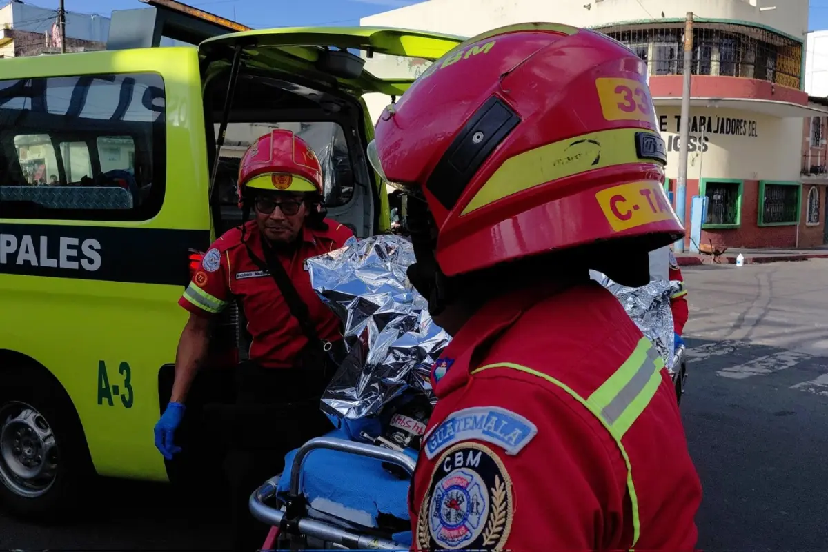 Bomberos trasladaron a los adolecentes al Hospital General San Juan de Dios. , Foto Bomberos Municipales