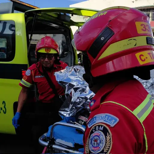 Bomberos trasladaron a los adolecentes al Hospital General San Juan de Dios.  ,Foto Bomberos Municipales