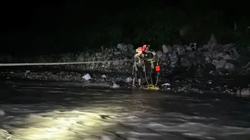 Momento en el que dos personas fueron rescatadas tras quedar atrapadas en la corriente del río Las Vacas, en Chinautla. ,Bomberos Voluntarios