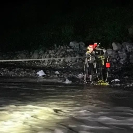 Momento en el que dos personas fueron rescatadas tras quedar atrapadas en la corriente del río Las Vacas, en Chinautla. ,Bomberos Voluntarios