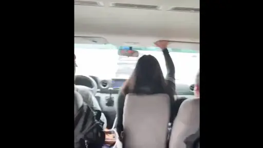 VIDEO. Pánico entre pasajeros porque conductor huyó a toda velocidad de puesto de registro