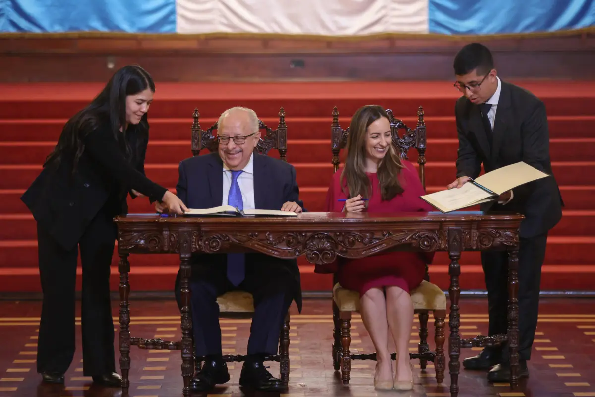 Fotografía de archivo, tomada el pasado 9 de julio, en la que se captó al canciller de Guatemala, Carlos Martínez ((c-i), y a la embajadora del Reino Unido en Guatemala, Juliana Correa Whitfield (c-d), durante la firma una carta de entendimiento entre , EFE/Mariano Macz