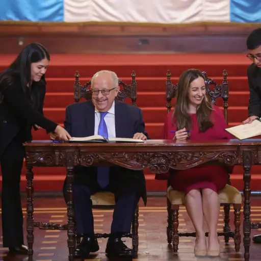 Fotografía de archivo, tomada el pasado 9 de julio, en la que se captó al canciller de Guatemala, Carlos Martínez ((c-i), y a la embajadora del Reino Unido en Guatemala, Juliana Correa Whitfield (c-d), durante la firma una carta de entendimiento entre  , EFE/Mariano Macz